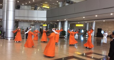 بالفيديو والصور.. مطار القاهرة يستقبل العائدين من مؤتمر شرم بـ"التنورة"