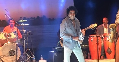 محافظ جنوب سيناء يشكر محمد منير لغنائه بشرم الشيخ