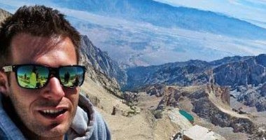 بالصور والفيديو.. أمريكى يعبر بدراجته منحدرات جبلية خطرة