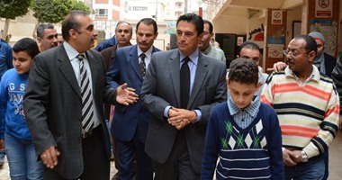 محافظ الإسكندرية يتفقد مدرسة العروة الوثقى ويستمع لأفكار الطلاب