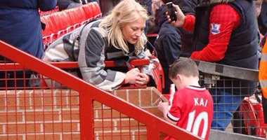 "امرأة" تطلب توقيع نجل "رونى" بملعب أولد ترافورد