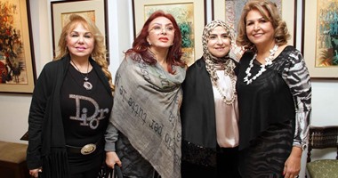 لمسات شعبية مصرية وفلسطينية فى معرض للوحات الزيتية والحلى بـ"المشربية"