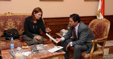 سفيرة لاتفيا تعرض على محافظ الإسكندرية رغبة بلادها فى تطوير "الترام"