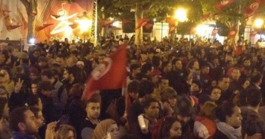 بالصور ..التونسيون يتظاهرون ضد الإرهاب بشارع "بورقيبة"