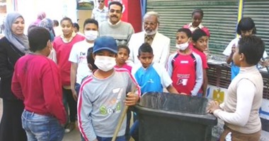 بالصور.. طلاب مدارس بأسوان يسهمون فى حملة لتجميل البيئة