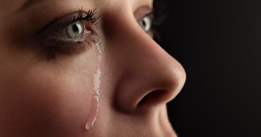 فيديو معلوماتى.. صحتك بالدنيا.. تعرف على أهم "5 فوائد" للبكاء