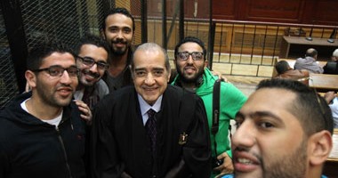 فريد الديب يحتفل بسيلفى مع المصورين الصحفيين بعد حكم براءة العادلى