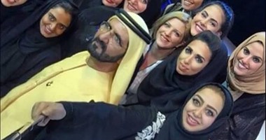 على غرار "سيلفى" الرئيس.. فتيات إماراتيات يلتقطن صورا مع بن راشد