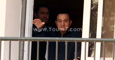 بالصور.. مبارك ونجلاه يحيون أعضاء آسف ياريس فى احتفالاتهم بـ"تحرير طابا"