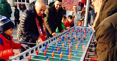 بالصور.. ألعاب ترفيهية للجماهير قبل مباراة روما أمام فيورنتينا