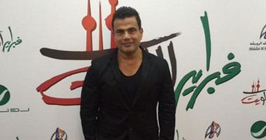 عمرو دياب بإطلالة راقية على السجادة الحمراء لحفله بـ"فبراير الكويت"