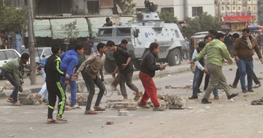 الإخوان يرشقون سائق ونش بالمولوتوف فى المطرية أثناء إزالته مخلفات شغبهم