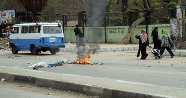 الإخوان يقطعون شارع الحرية فى المطرية بالحجارة ويطلقون الألعاب النارية