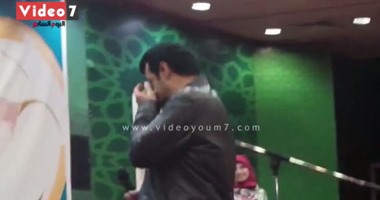 بالفيديو.. إيهاب توفيق يجهش بالبكاء خلال غناءه للأم باحتفالية جمعية رسالة