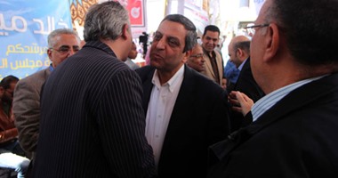 صحفيون يحملون قلاش على الأعناق بعد استمرار تقدمه على رشوان بانتخابات النقابة
