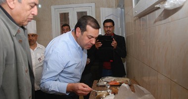 محافظ أسيوط يتذوق وجبات مستشفى أبنوب ويضع خطة جديدة للنظافة