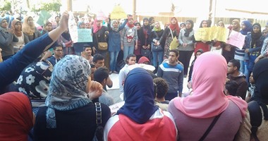 بالصور.. طلاب آداب عين شمس يتظاهرون لتدنى النتيجة ورفض "الساعات المعتمدة"