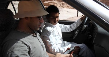 "فيصل" أصغر سائق تاكسى فى مصر.. من المدرسة للتاكسى والعكس