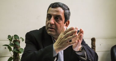 يحيى قلاش يطالب "الداخلية" بمحاسبة ضابط اقتحم شقة صحفى