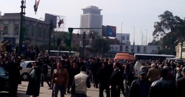بعد انفجار "دار القضاء".. مواطنون يهتفون "تحيا مصر" فى وقفة بوسط البلد