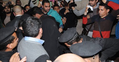 مشادات بين الأمن والمصورين بعد انتهاء التحقيق مع صافيناز