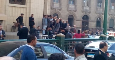 خبراء المفرقعات يفحصون عبوة ناسفة ثانية فى شارع 26 يوليو بجوار دار القضاء