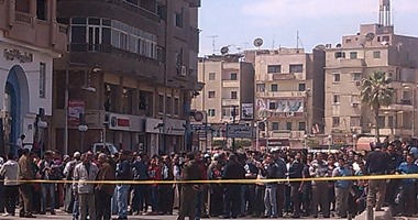 بالصور.. حقيبة فارغة تثير الذعر بين المترددين على بنك ناصر بالمحلة