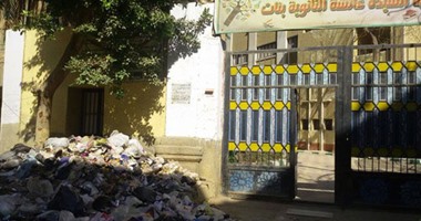 تلال القمامة تستقبل طالبات مدرسة السيدة عائشة الثانوية بنات بروض الفرج