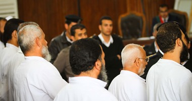 قاضى محاكمة المتهمين باقتحام قسم التبين يطرد ضابطا من القاعة لانشغاله بهاتفه