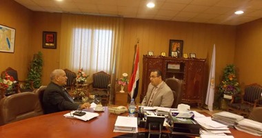 رئيس جامعة المنصورة يناقش اجراءات انشاء مركز لأبحاث الطاقة المتجددة