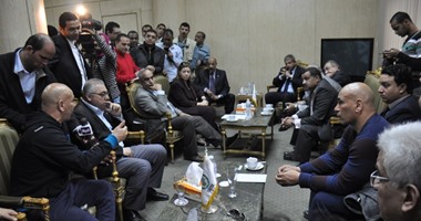 وزير الرياضة يجتمع بـ "التوأم" ويشيد بتاريخهما الكروى