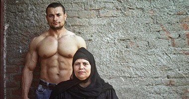بالصور.. مصور فرنسى يرصد لأبطال كمال الأجسام المصريين مع أمهاتهم (تحديث)
