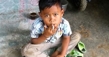 طفل إندونيسى فى السادسة يدخن علبتى سجائر يوميا!