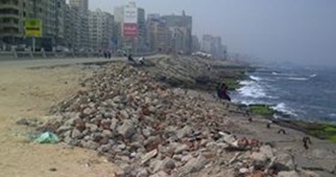بالصور.. إزالة تعديات على شاطئ كليوباترا بالإسكندرية