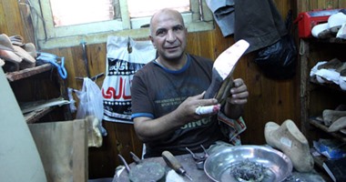 صناعة الأحذية اليدوية فى مصر من الدقدقة للصق والتلبيس