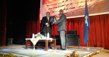 بالصور..محافظ السويس يكرم عصام شرف رئيس الوزراء الأسبق بندوة "مستقبل مصر"