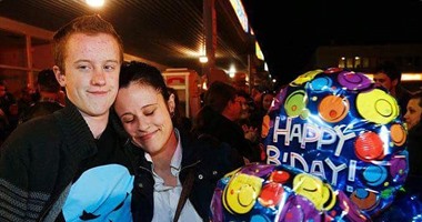 الآلاف حول العالم يحتفلون بعيد ميلاد طفل متوحد بعد تخلى أصدقائه عنه