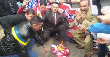 تكتل القوى الوطنية يحرق العلم الأمريكى للمطالبة بإقالة محافظ الإسكندرية
