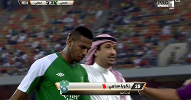 بالفيديو.. طرد لاعب الأهلى السعودى لضرب المنافس فى "منطقة حساسة"