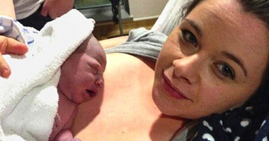 بالصور.. امرأة تقرر نشر فيديوهات لعملية الولادة على "يوتيوب"