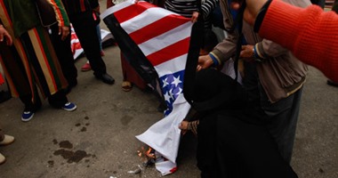 متظاهرو القائد إبراهيم يحرقون صور محافظ الإسكندرية بسبب جنسيته الأمريكية
