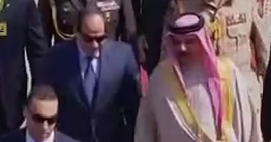 ملك البحرين يصل مطار شرم الشيخ للمشاركة فى القمة العربية