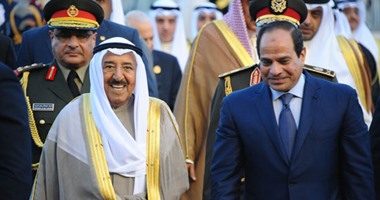 أمير الكويت يسلم الرئيس السيسى رئاسة دورة القمة العربية