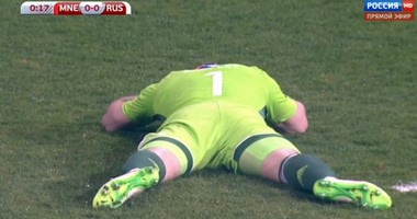 بالفيديو.. الألعاب النارية تصيب رأس حارس روسيا أمام مونتينيجرو