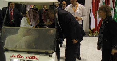 بالصور..سفير الرياض يقود سيارة جولف مع "الفيصل"..ومحلب وأبو النجا يصافحانهما