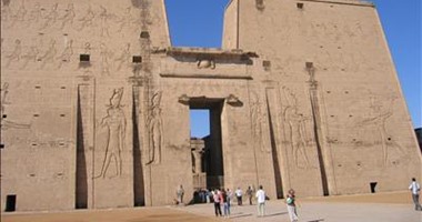 صقور " حورس " بمعبد إدفو أبدع الفنان المصري القديم في صنعها من الجرانيت