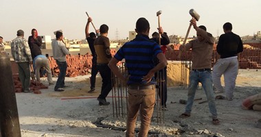 محافظة الجيزة تشن حملة إزالات لطوابق مخالفة بـ9 عقارات فى هضبة الأهرام