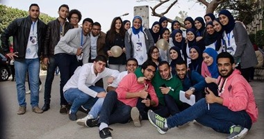 طلاب نموذج "البورصات الأجنبية" بجامعة القاهرة يعلمون زملاءهم بالألعاب