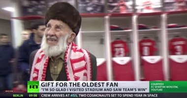 بالفيديو.. "سبارتاك" يعوض مشجعاً عمره "102" عام عن سرقة منزله