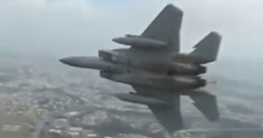 تداول فيديو لطيار يستعرض بمقاتلة "إف 15" فوق أسلحة الحوثيين